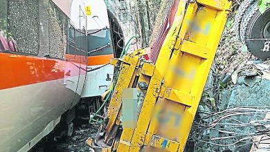 Photo of 【台鐵太魯閣號出軌】遭滑落山坡工程車橫撞 台列車出軌41人死