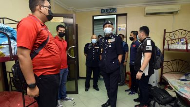 Photo of 偏僻工業區充大本營  詐騙集團25男女當場捉