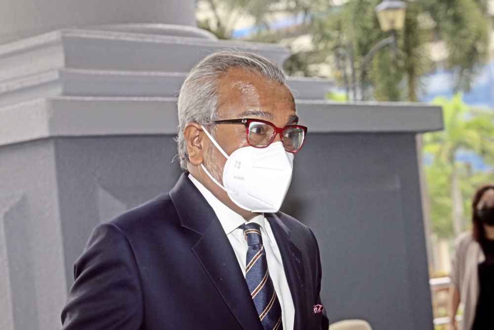 沙菲宜到吉隆坡高庭，面對提控他收取950萬令吉的洗錢審訊。