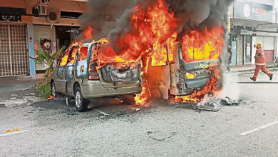 Photo of 店屋前轎車突起火 殃及隔壁車輛