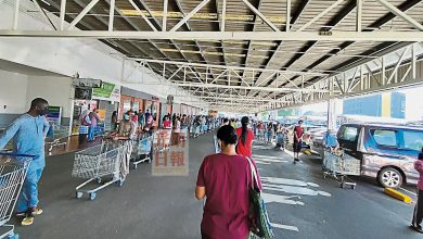 Photo of 全面封鎖前市民蜂擁搶貨 檳巴剎超市排長龍