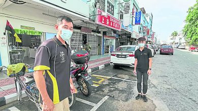 Photo of 麻市區四馬路商店前 疑爆水管自來水流失
