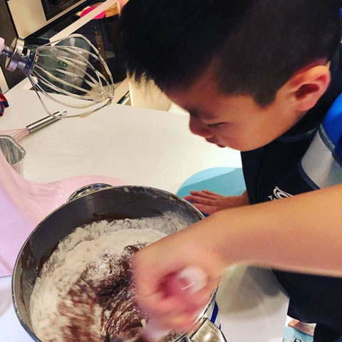 Torres亦渴望將來成為一個廚師，現時最拿手做蛋糕和壽司
