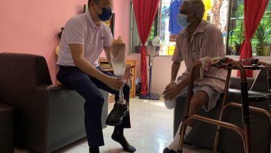 Photo of 楊順興捐助印裔家庭  贊助老翁安裝義腳