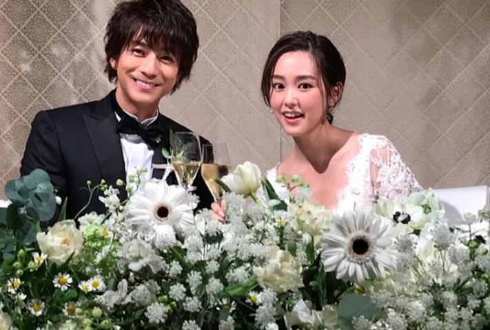 桐穀美玲（右）2018年閃嫁三浦翔平，白色蕾絲婚紗被選為第2美。