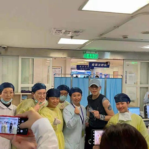 蕭敬騰在上海同仁醫院施打疫苗。