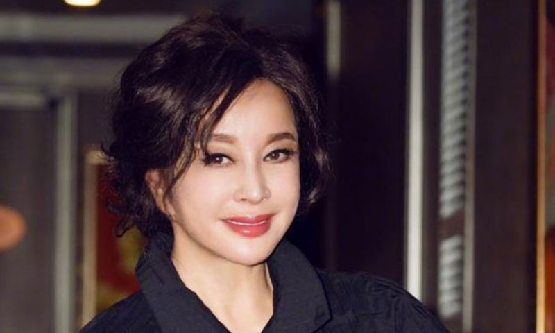 65歲大陸女星劉曉慶是演藝圈著名凍齡美魔女