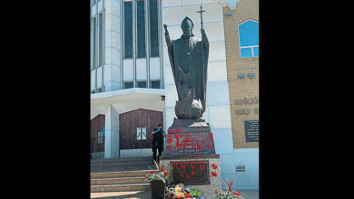 Photo of 加國寄宿校遺骸風波 已故教宗雕像被潑紅漆