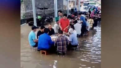 Photo of 懶理暴雨水浸戶外擺酒  賓客水中淡定就餐