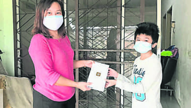Photo of 陳珊珊集力善心人籌6千 購20平板電腦捐清寒生