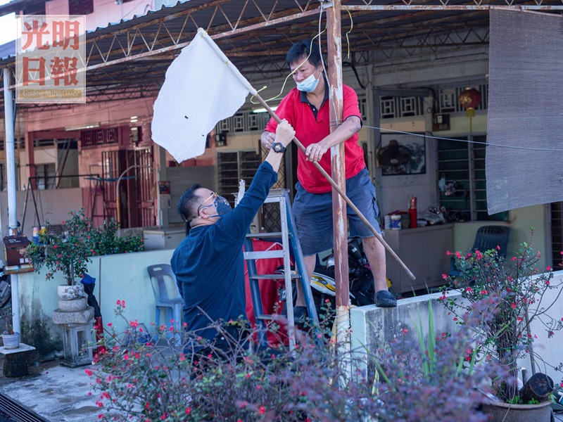 你舉白旗 我們幫你 小販掛白旗獲鄰居援助 光明日报