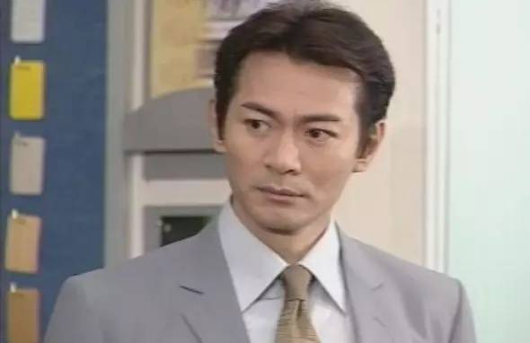 前TVB小生江華憑俊俏的外表及精湛的演技，為觀眾帶來了無數個經典的電視角色。