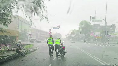 Photo of 冒雨助翻摩多女郎 麻坡交局行動隊員好贊