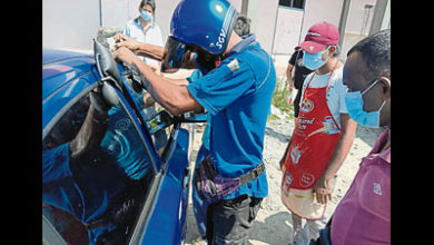 Photo of 女童反鎖車內嚇哭 幸獲修理員救出