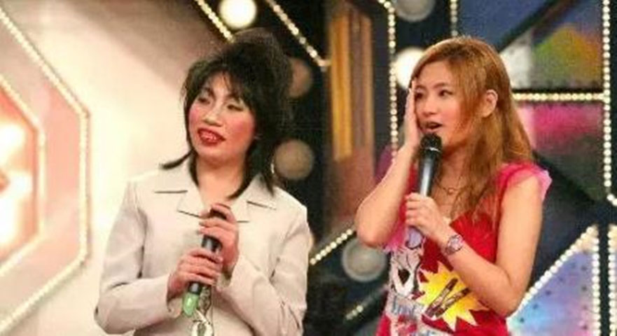 如花（林雅惠）2003年在節目《綜藝最愛憲》單元“一見你就笑”以誇張妝容和絲襪套頭扮醜爆紅