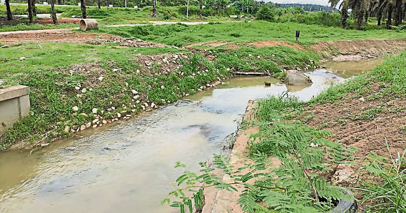 水槽裂化學廢料流入河氣味刺鼻居民暈吐 光明日报