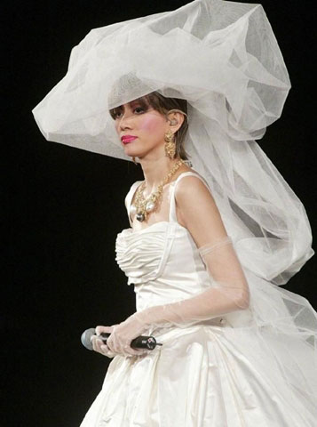 由劉培基設計，在開場時所穿的西式紅金裙掛及演唱最後一首歌曲時所穿的謝幕嫁衣