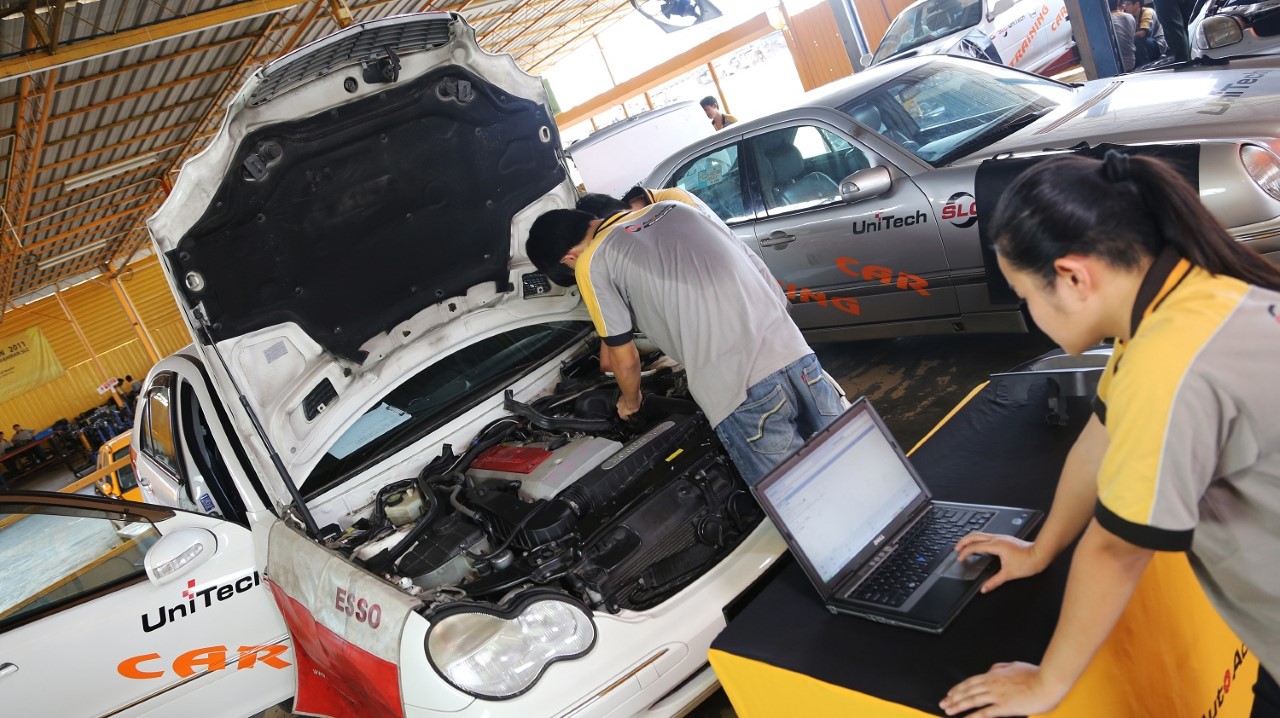 學員在實體汽車維修上認真學習。