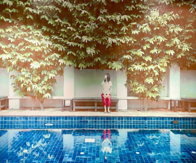 鐘小江還分享出一張為劉若英在泳池邊拍攝的美照。
