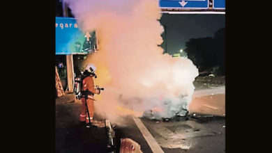 Photo of 車失控撞燈柱起火 司機燒成焦屍