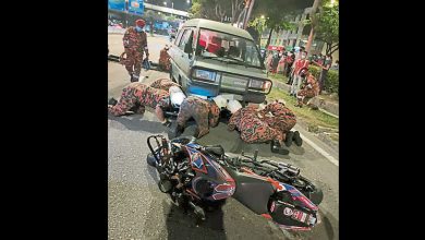 Photo of 摩多撞客貨車 騎士夾困車底死