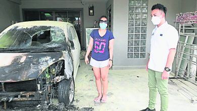 Photo of 疑二度遭點錯相 民宅被拋汽油彈車起火