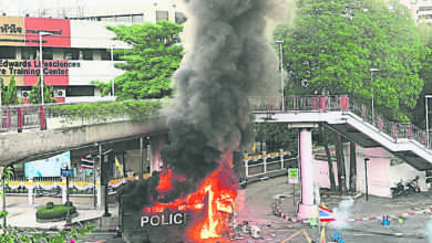 Photo of 抗議政府抗疫不力 泰示威者燒警車