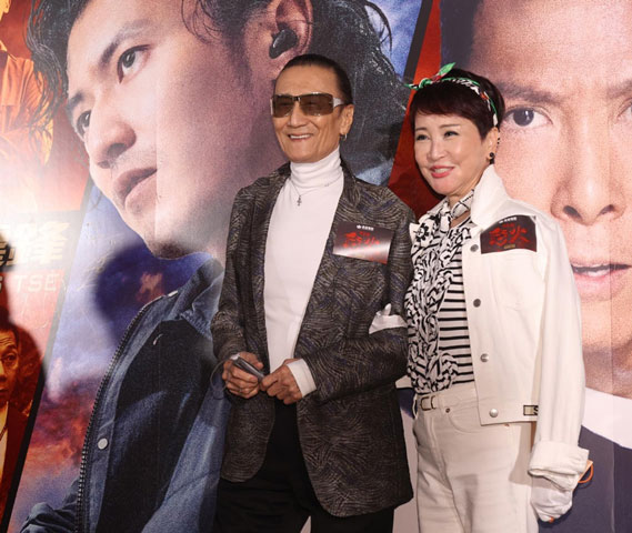 《怒火》男主角謝霆鋒缺席香港首映禮，但謝賢與前妻狄波拉照來撐場，還刻意站在兒子謝霆鋒的巨型海報前簽名拍照。