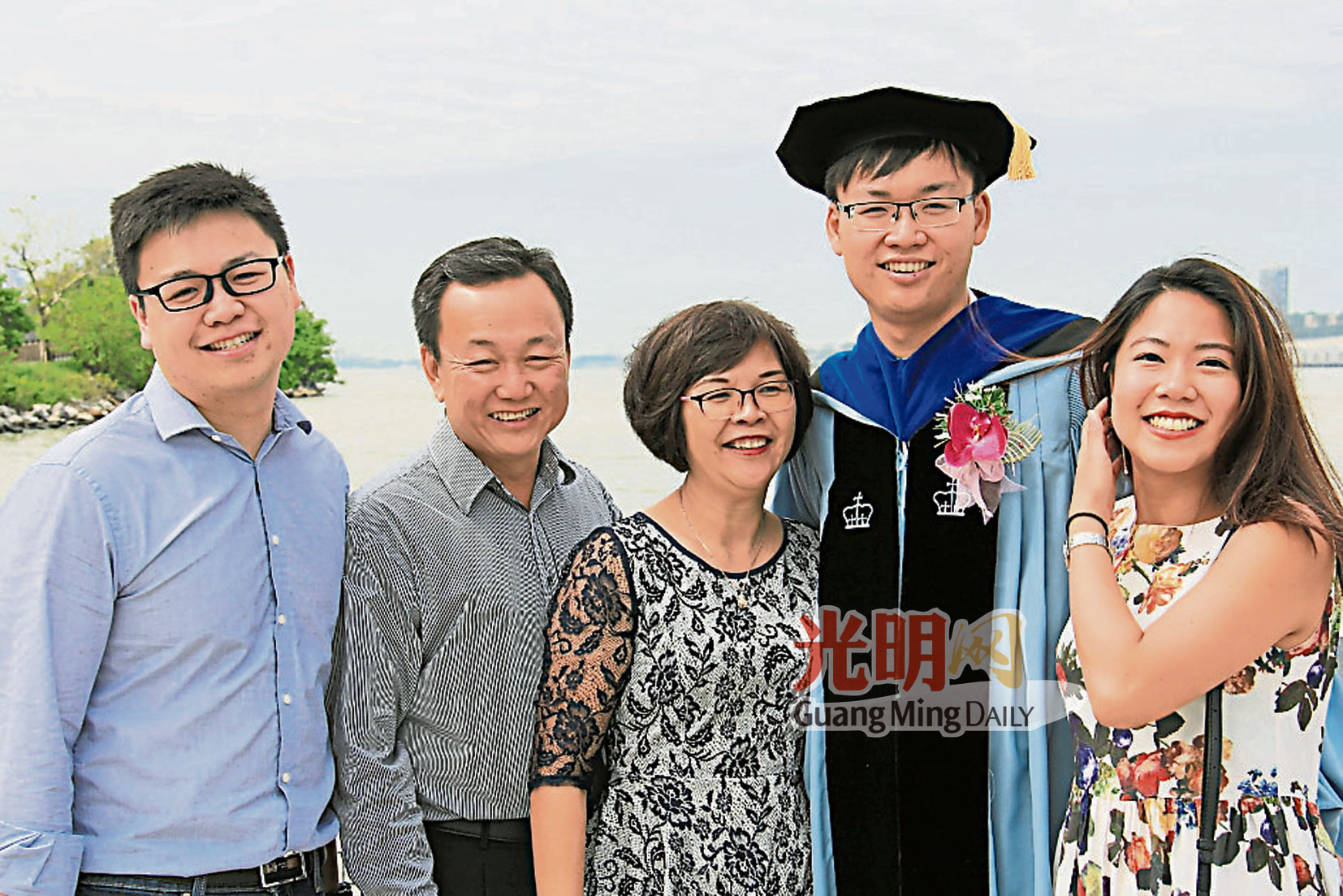 陳衍佐2019博士畢業時，與弟弟陳衍升（左起）、父親陳信佑、母親馬素美及妻子郭馨兒（右）合照。