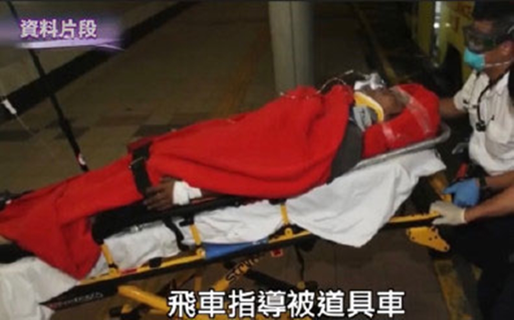 「飛車指導」陳偉強在拍車禍戲時，因為閃避不及，被一輛翻覆的7人座道具車重壓胸骨