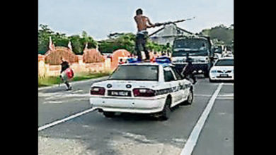 Photo of 男子舞大刀鬧警局  消拯員水喉射水制伏