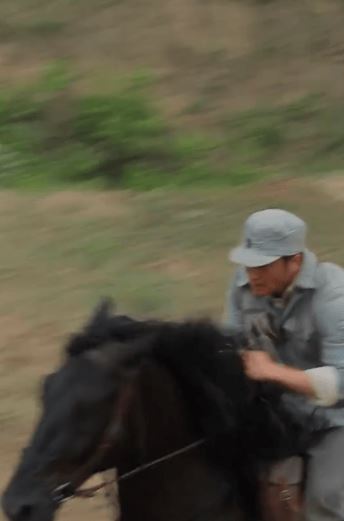 劇組在一段泥路上拍攝吳京騎馬奔馳。