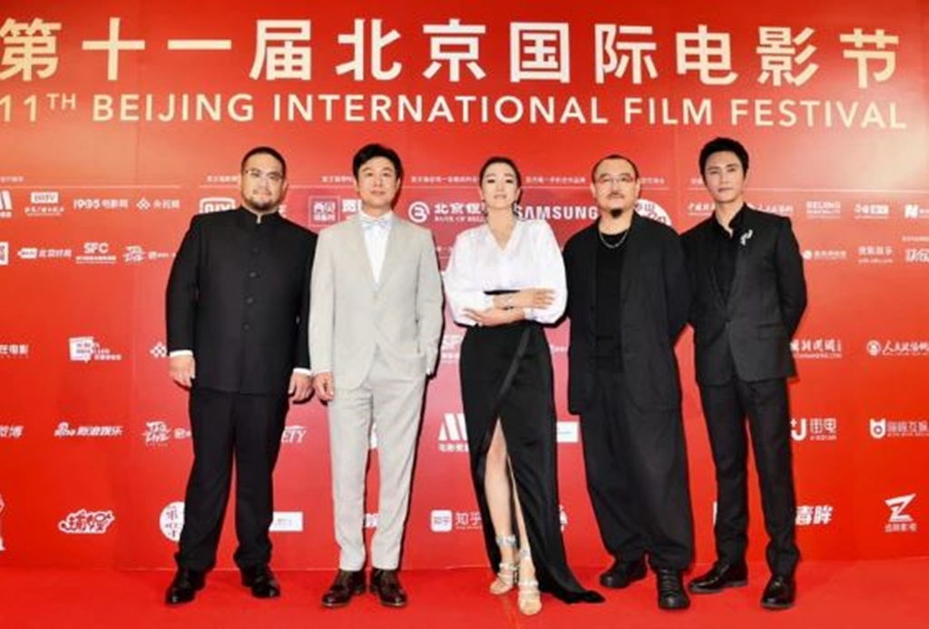 評委會主席鞏俐、評委演員陳坤、導演陳正道、導演烏爾善、演員張頌文合體走紅毯。