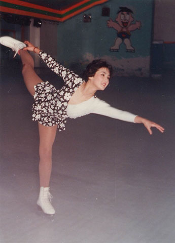 她還才華洋溢，勇奪過香港花式溜冰冠軍。