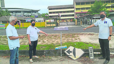 Photo of 告示牌被撞搖搖欲墜 趙啟興促拆卸重置