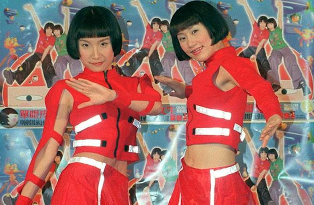 1999年在泰國出道人氣直飆，2000年憑藉《單眼皮女生》進軍台灣，也有超高人氣，歡樂又洗腦的旋律，加上2人清純又可愛的造型，至今仍讓人印象深刻