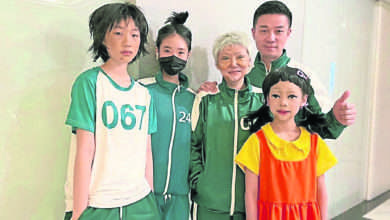 Photo of 《魷魚遊戲》小S老妝扮爺爺 小女兒神還原木頭人