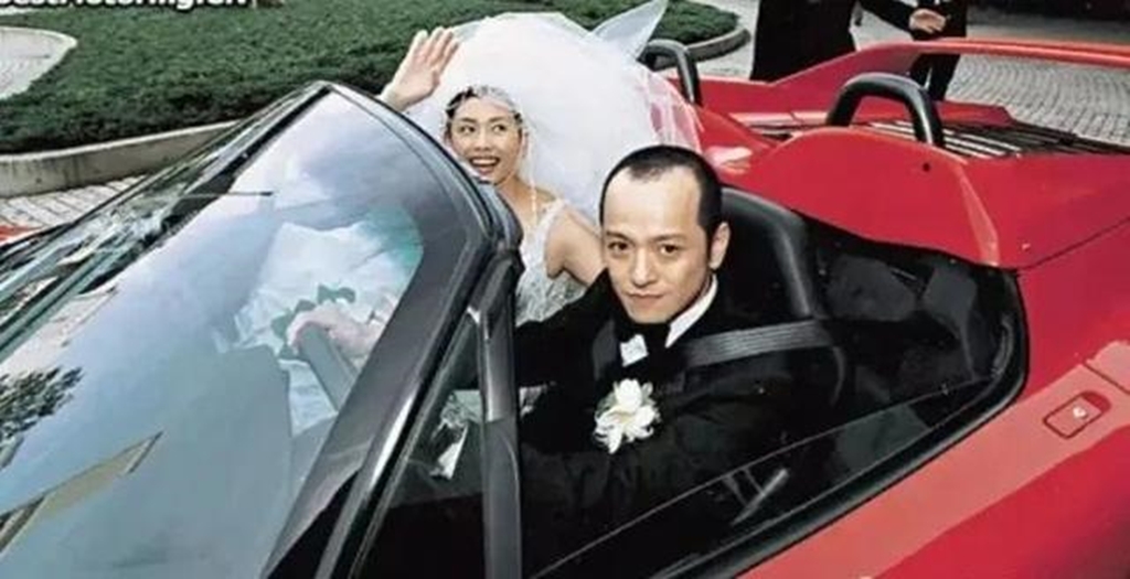 1999年10月，邱淑貞嫁給I.T時裝集團主席沈嘉偉