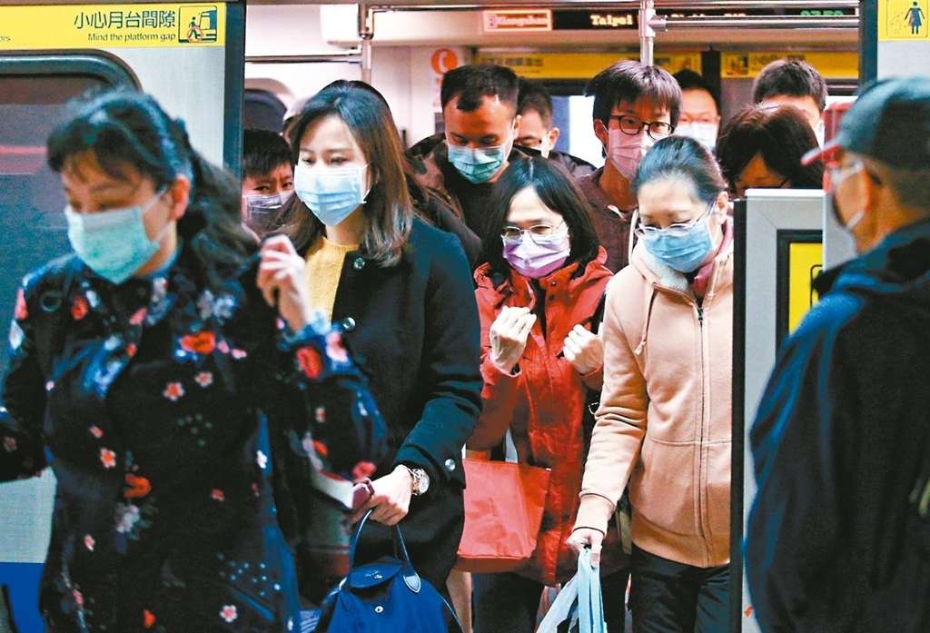 曹西平強調，例如捷運、公車、超市、市場等等人多的地方，都應該強制戴口罩