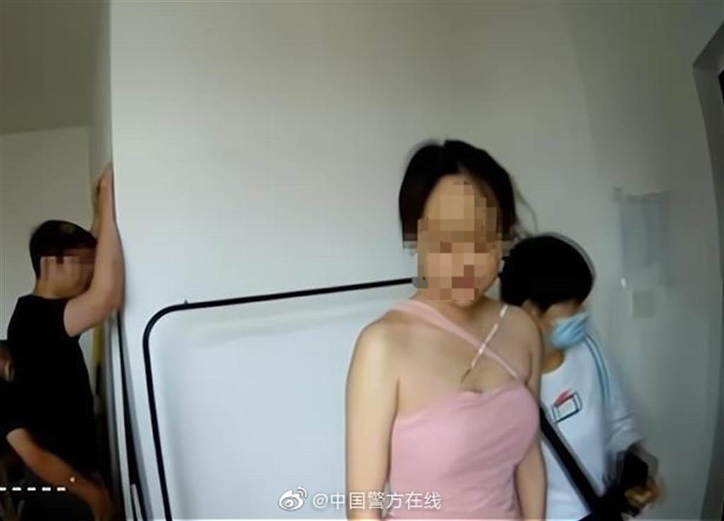 导演沈居辉被捕现场，女演员穿著暴露还以为自己因为影片在海外上映的关系红了。(取自中国警方在线微博)