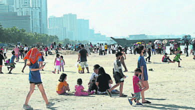 Photo of 菲疫情警戒降級 海邊人潮湧現