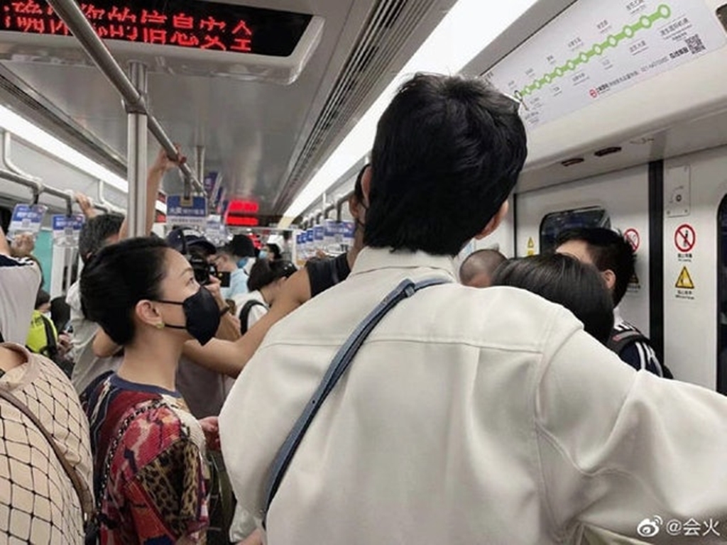 網友在上海偶遇周迅搭地鐵。