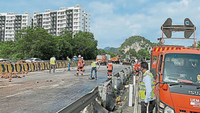 Photo of 羅里翻覆椰子散滿地 南北大道中斷8小時