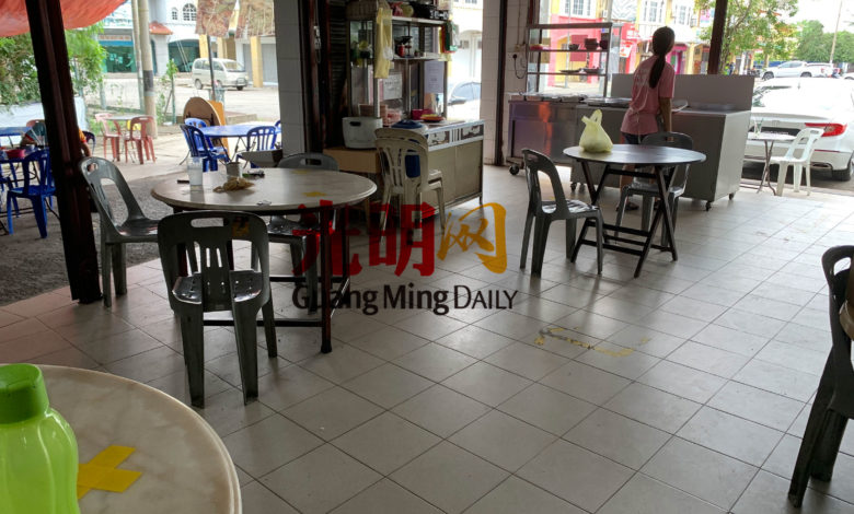 食肆業者遵守防疫指南，將桌子之間保持距離，確保食客堂食時可保持一定的人身距離。