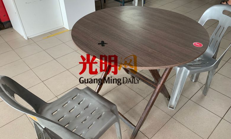 業者在桌面上標註打叉部分，是食客禁坐範圍。