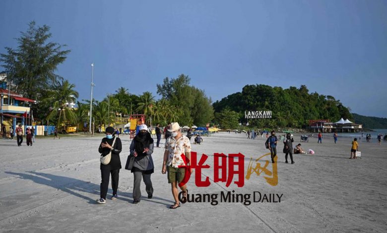民眾與友人外出旅遊，必須遵守防疫措施，包括需戴口罩和保持人身距離。