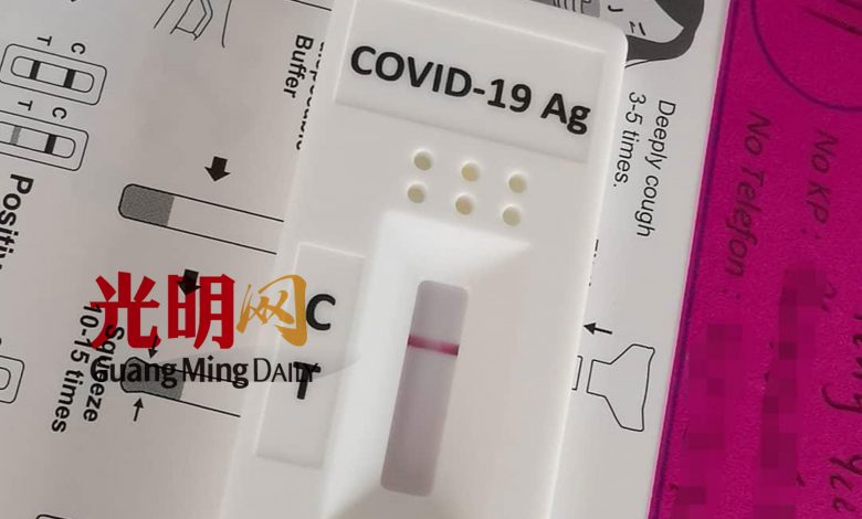 為了安全起見，民眾可使用唾液樣本快速檢測試劑盒來自我檢測。