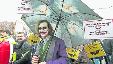 Photo of 奧地利抗議強制接種 小丑也來示威