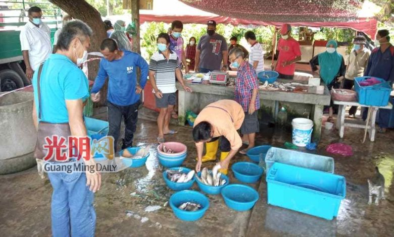 漁民現撈現賣的漁獲，新鮮又便宜。
