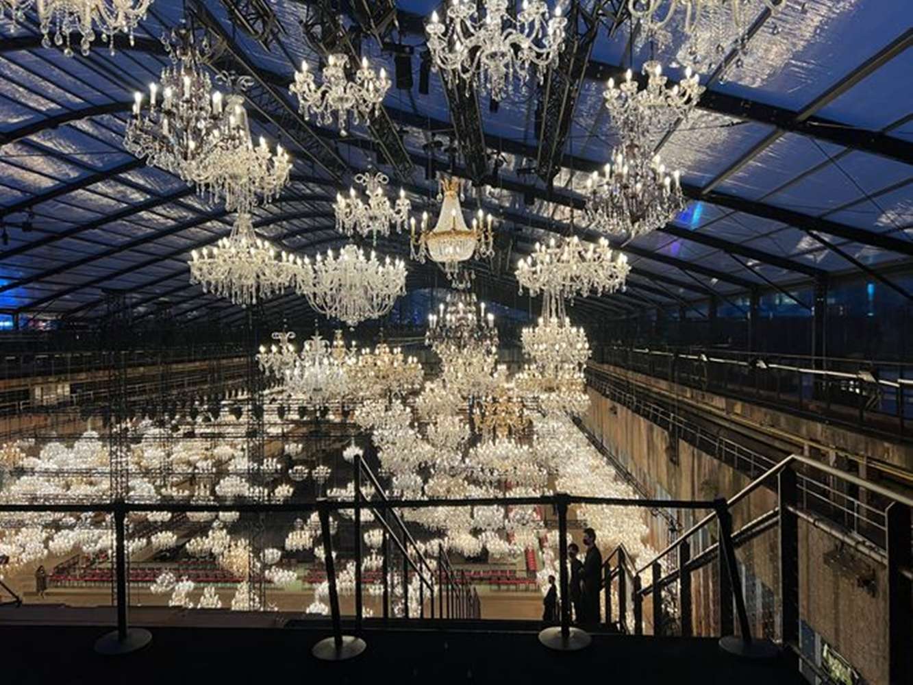 秀場依照品牌10月在巴黎盧浮宮的場景打造，大小各異、高低錯落的水晶吊燈營造華麗氣氛，宛如一場盛大的舞會。